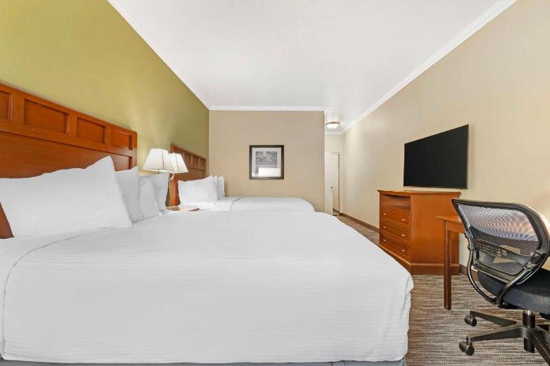 Queen Room with Two Queen Beds and Roll-In Shower- Mobility Access/Non-Smoking image 4