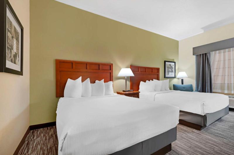 Queen Room with Two Queen Beds - Exterior Access image 4