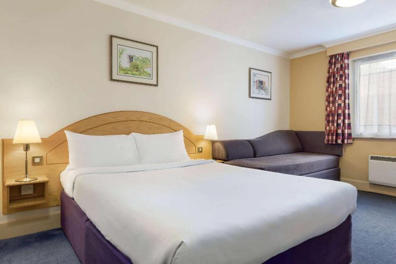 Double Room with Sofa Bed image 1