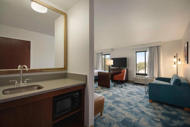 Queen Studio Suite with Two Queen Beds - Non-Smoking image 3
