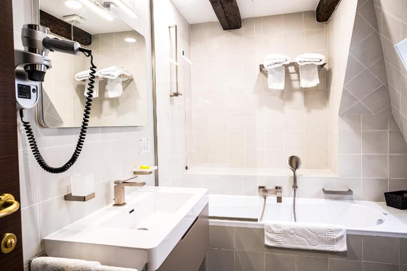 Superior Double Room image 3