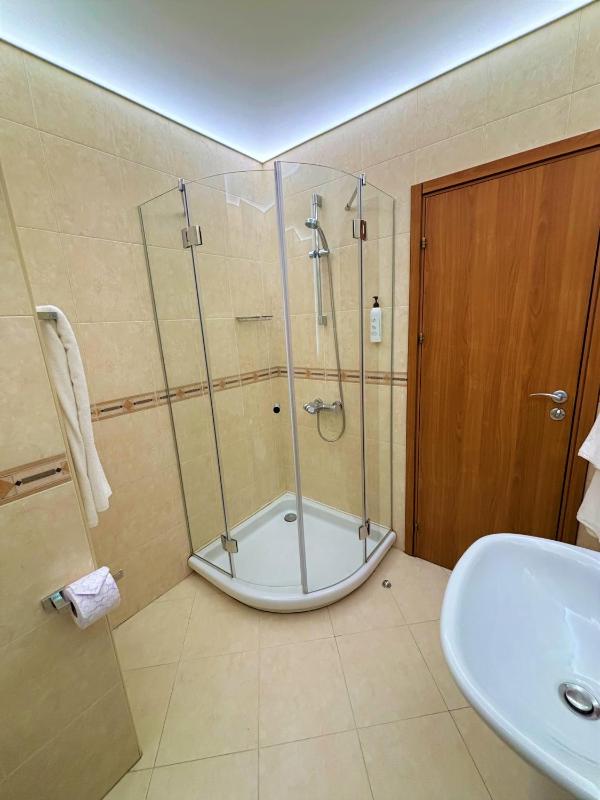 One-Bedroom Apartment image 3