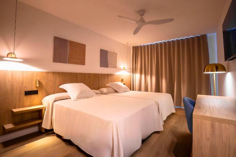Twin Room image 3