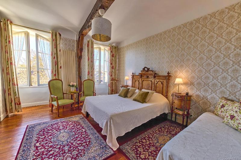 Superior Triple Room image 3