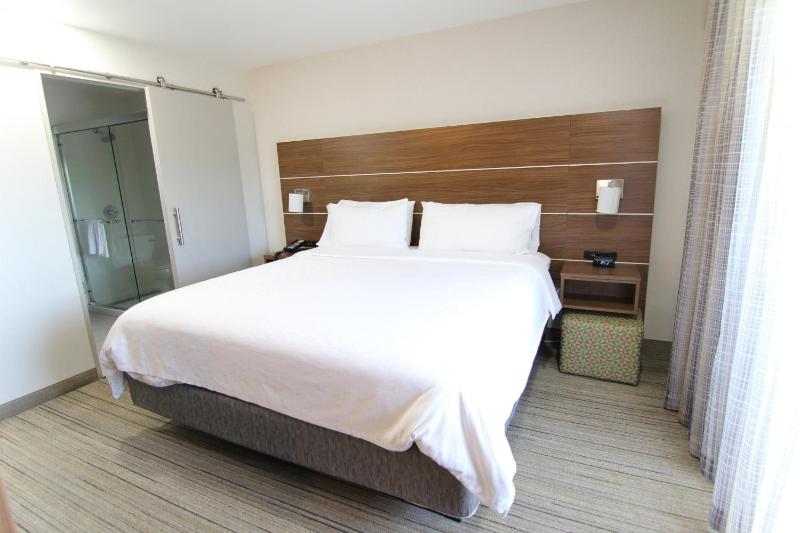 Standard King Room with Balcony image 4