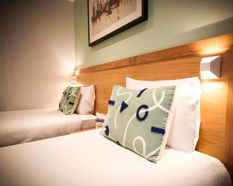 Twin Room image 2