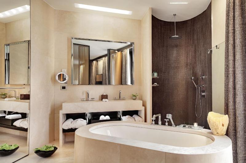 Superior Suite with Garden View image 4