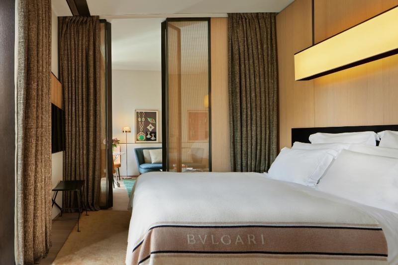 Superior Suite with Garden View image 3