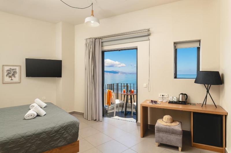 Deluxe Room with Sea View image 2