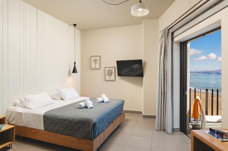 Deluxe Room with Sea View image 3