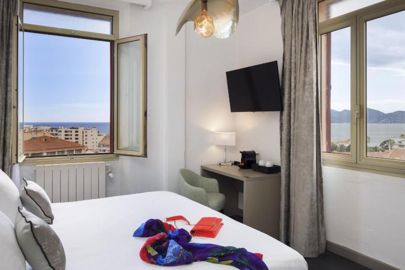 Deluxe Queen Room with Sea View - Non-Smoking image 3