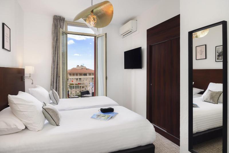 Deluxe Queen Room with Sea View - Non-Smoking image 1