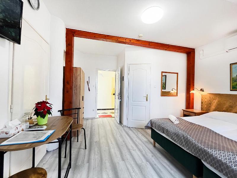 Double Room with Lake View image 1
