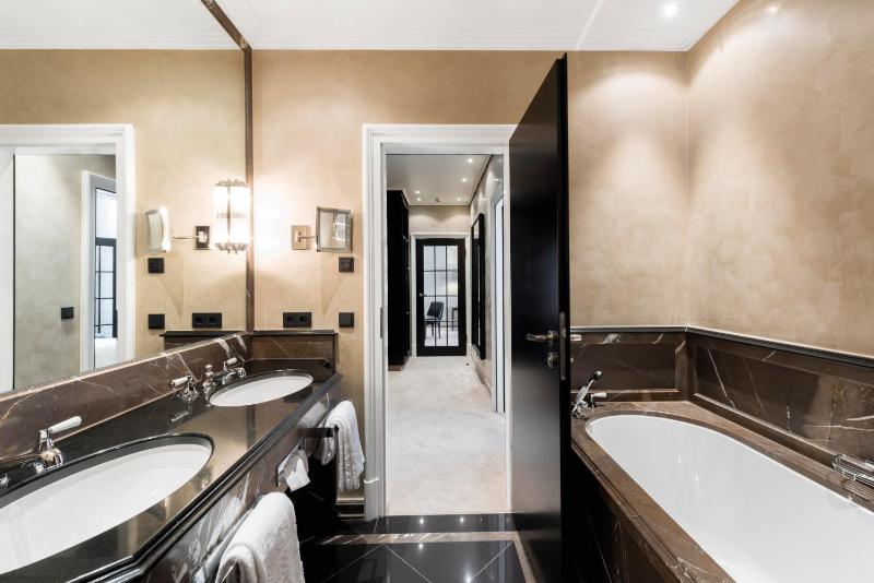 Standard Suite image 1