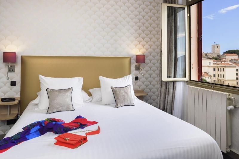 Deluxe Queen Room with Sea View - Non-Smoking image 2