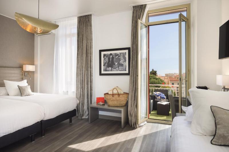 Deluxe Room with One Queen and One Single Bed image 1