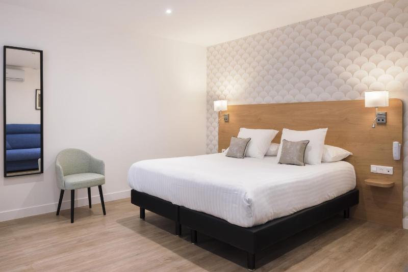 Deluxe Room with One Queen and One Single Bed image 3