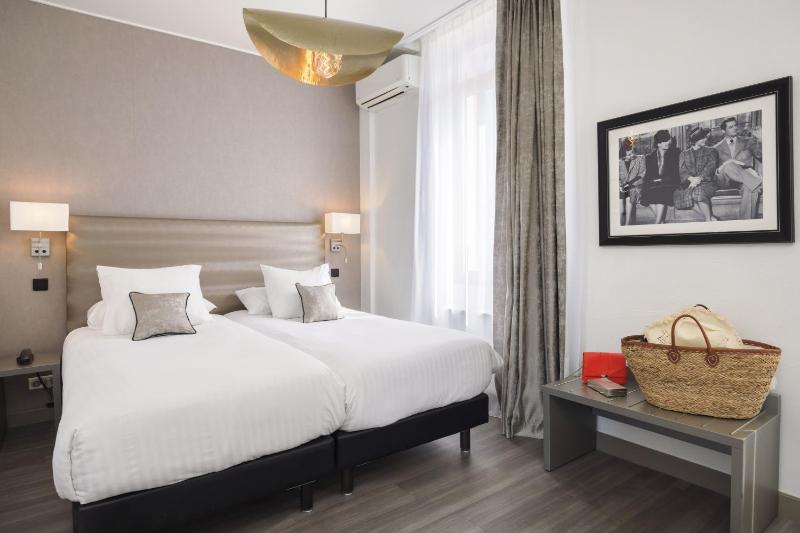 Deluxe Room with One Queen and One Single Bed image 4