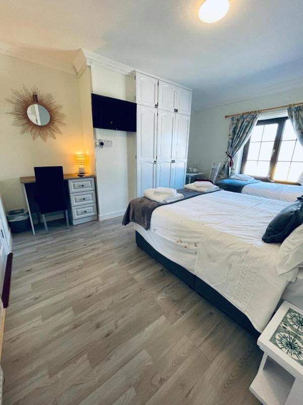 Classic Triple Room image 2