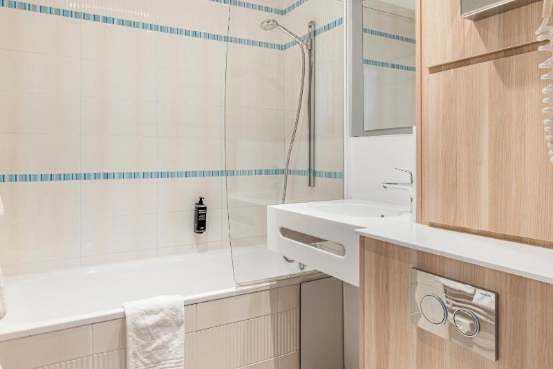 Standard Twin Room image 2