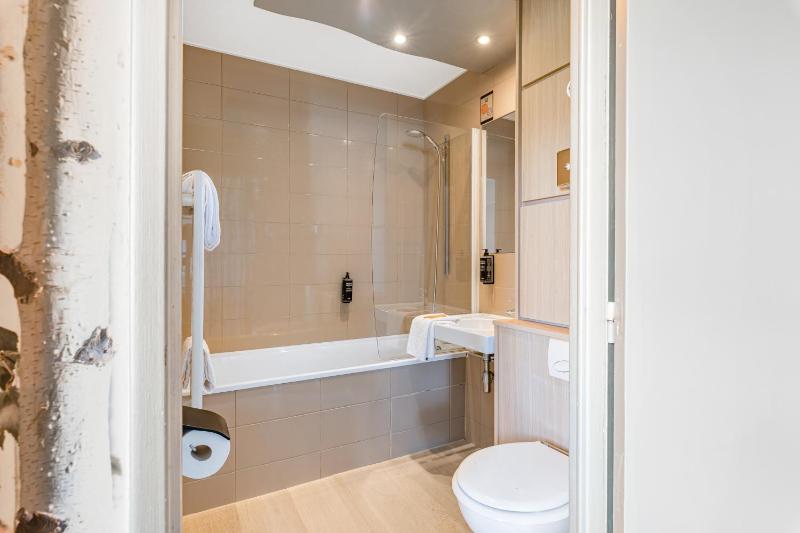Standard Room with One Double Bed and One Single Bed image 2