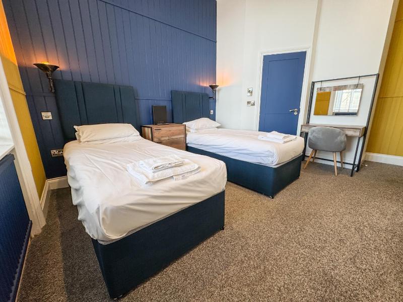 Deluxe Twin Room image 4