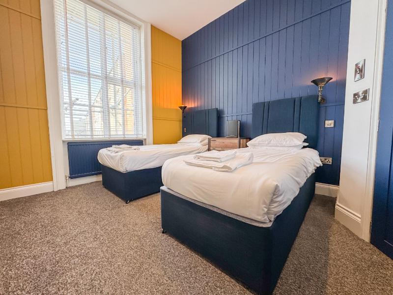 Deluxe Twin Room image 3