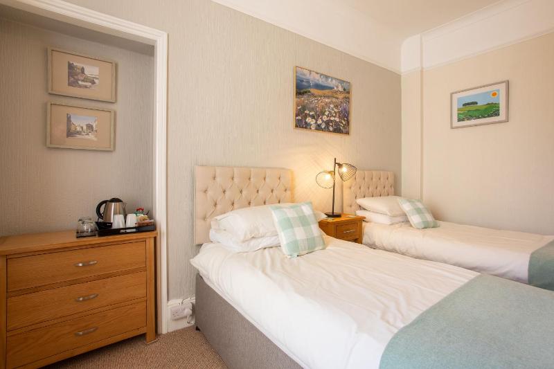 Standard Twin Room with Garden View image 4