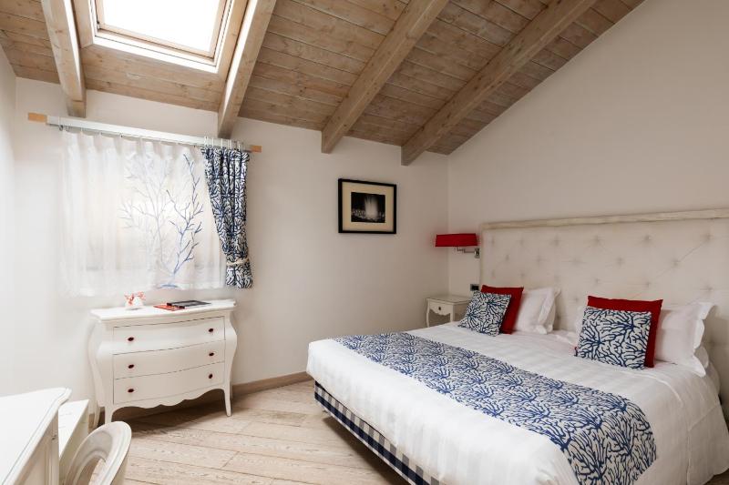 Deluxe Double Room image 1