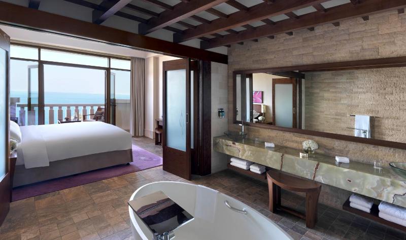 Two-Bedroom Opera Suite with Two King Beds and Sea View - Club Access image 3