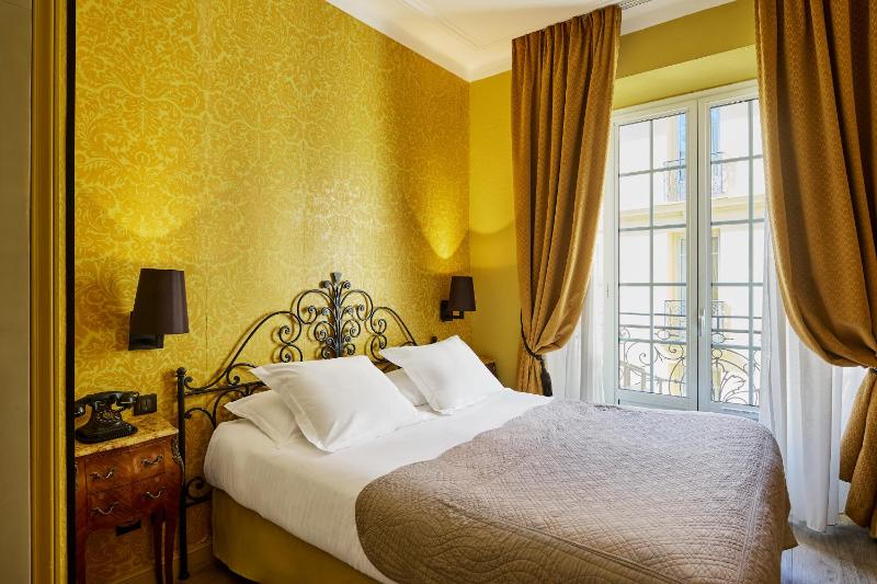 Deluxe Double or Twin Room image 3