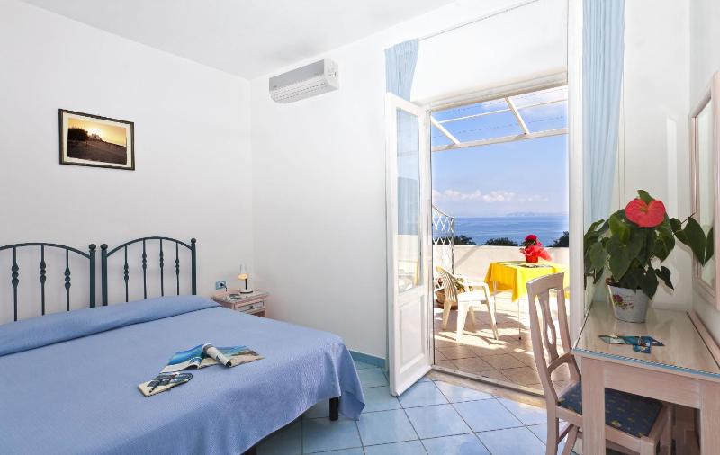 Double Room with Sea View - Single Use image 3