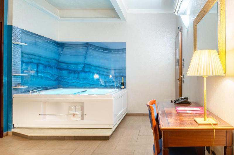 Suite with Spa Bath image 2