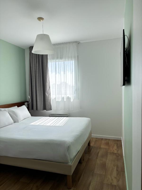 Standard Queen Room - Non-Smoking image 3