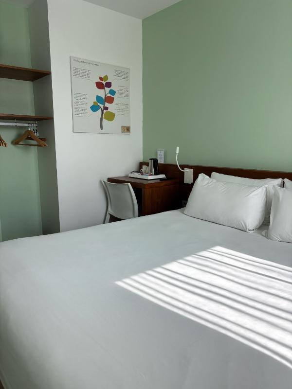 Family Room with One Queen Bed and One Bunk Bed - Non-Smoking image 2