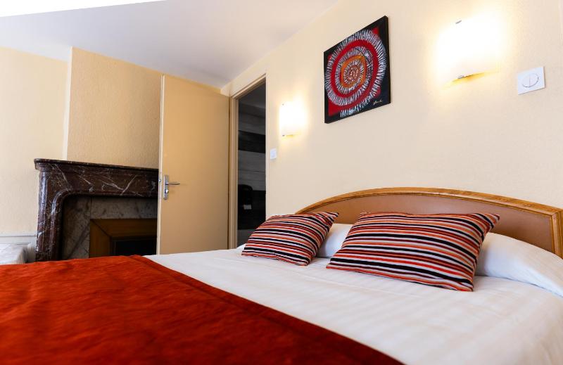 Quadruple Room with Bath image 1