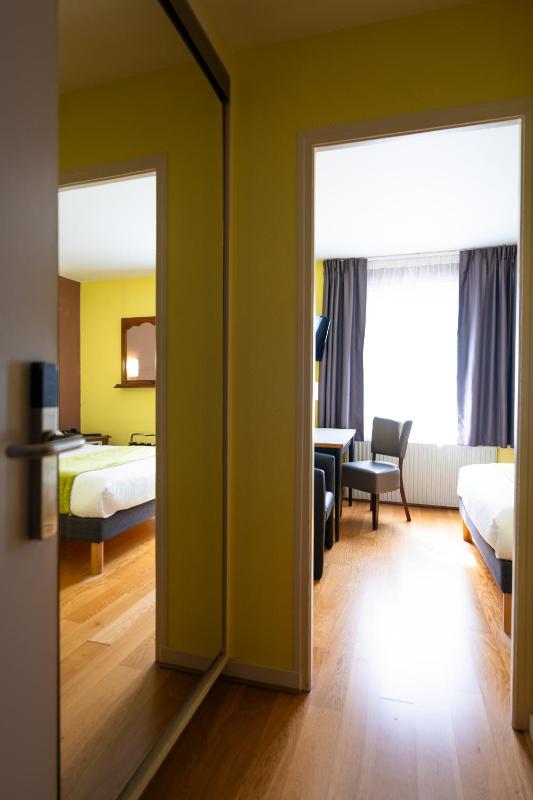 Quadruple Room with Bath image 3