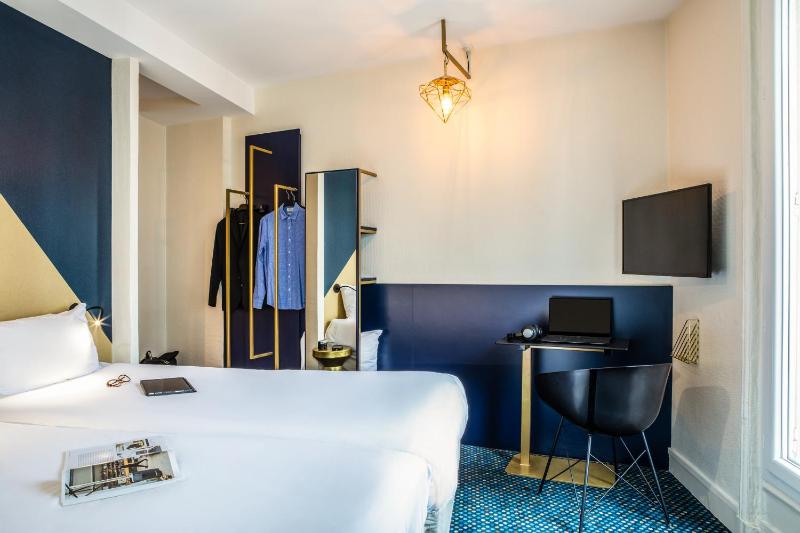 Standard Twin Room image 4
