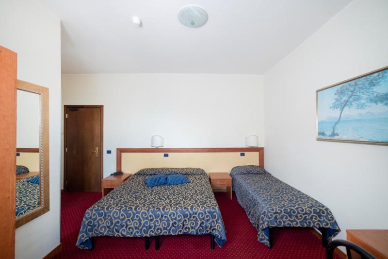 Standard Triple Room image 4