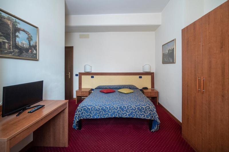Standard Double Room image 4