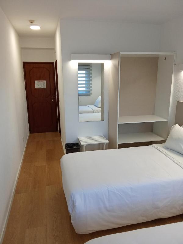 Deluxe Twin Room image 4