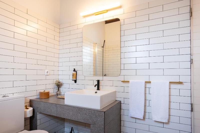 One-Bedroom Apartment image 3