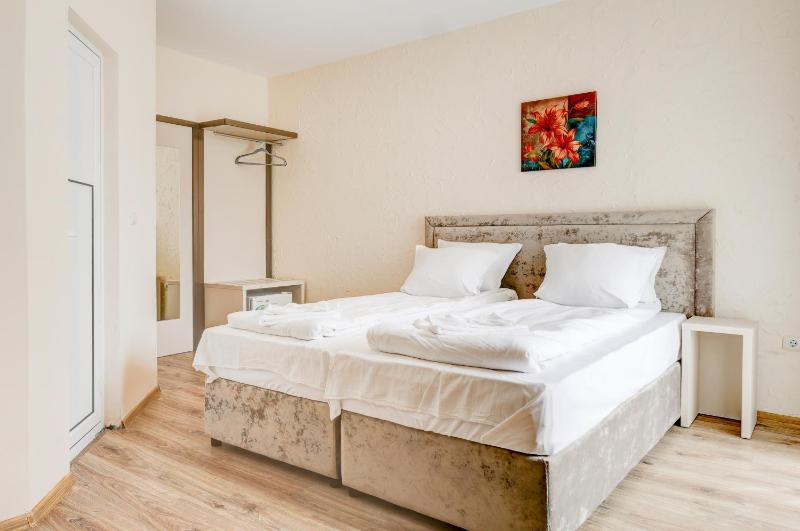 Standard Double Room with Two Double Beds image 4