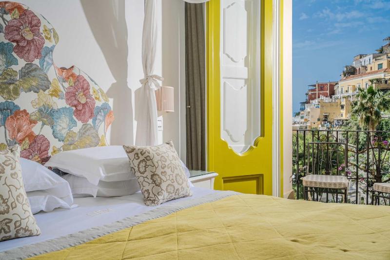Deluxe Double Room with Sea View image 3