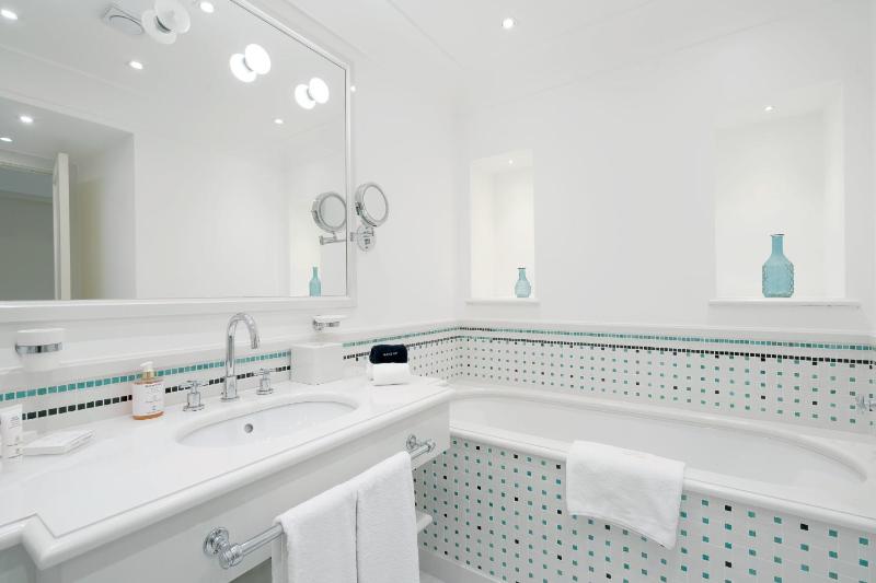 Superior King Room image 2