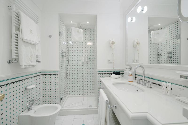 Superior King Room image 4