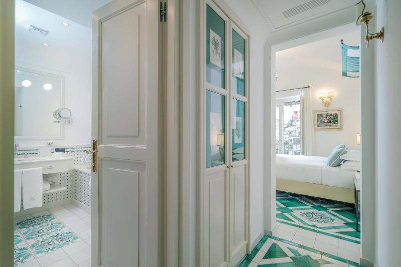 Superior King Room image 3