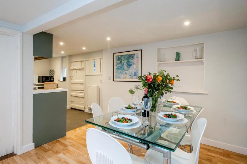 10 Hertford Place Aldeburgh Prominent position very close to the beach and town centre Managed by Aldeburgh Coastal Cottages - image 8
