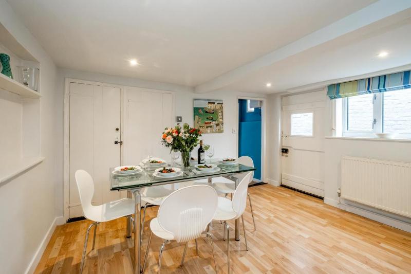 10 Hertford Place Aldeburgh Prominent position very close to the beach and town centre Managed by Aldeburgh Coastal Cottages - image 21
