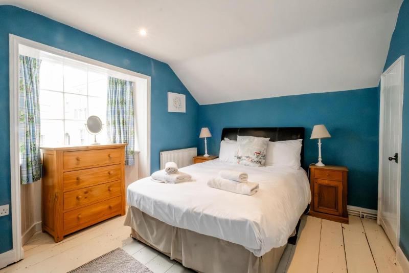 10 Hertford Place Aldeburgh Prominent position very close to the beach and town centre Managed by Aldeburgh Coastal Cottages - image 3